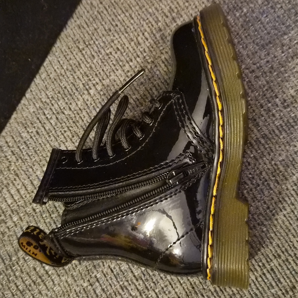 Dr. Martens Toddler 1460 Patent Leather Lace Up Boots - Picture 4 of 11